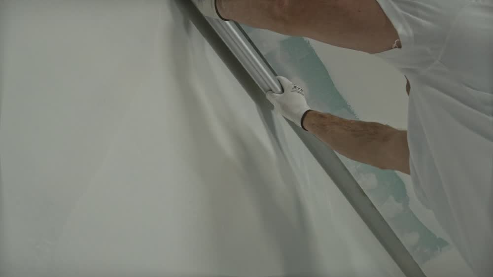 Vakman werkt een wand strak af